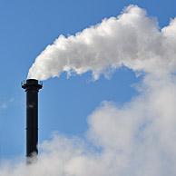 Luchtvervuiling door rook uit schoorsteen van fabriek, België